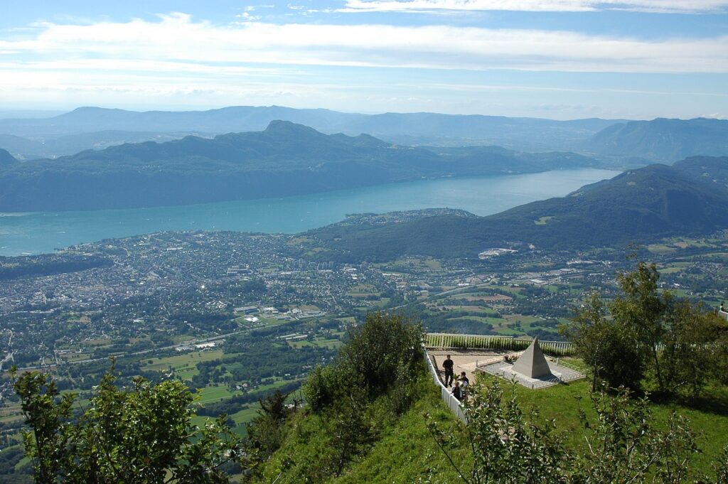 Paysage de Savoie avec des lacs et des montagnes